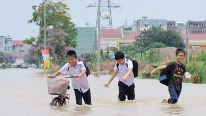 Người dân Hà Nội vẫn bị “mắc kẹt” sau trận mưa kỷ lục