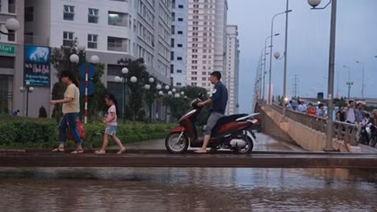 Hà Nội lắp cầu tạm qua đoạn đường bị ngập nặng