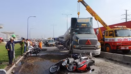 "Hung thần" xe bồn gây tai nạn liên hoàn, nghiền nát nhiều xe máy