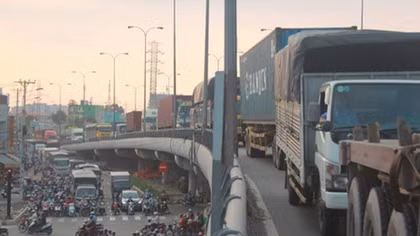 6 xe tông liên hoàn dưới chân cầu vượt, quốc lộ 1 ùn tắc
