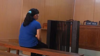 Đi tù vì tạt nước sôi hàng xóm
