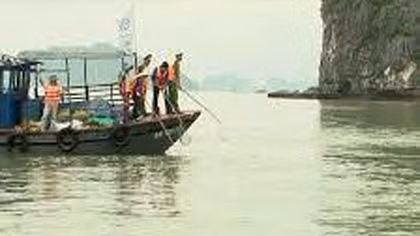 Công an tỉnh Quảng Ninh: Tổ chức thu gom rác trên vịnh Hạ Long