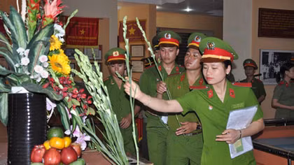 Đoàn viên, thanh niên Học viện CSND và Công an tỉnh Quảng Nam về cơ sở giúp đỡ đồng bào miền núi Bắc Trà My