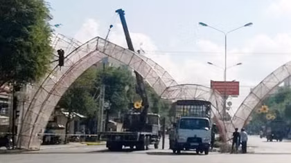 Xe tải lại kéo sập cổng chào nghệ thuật