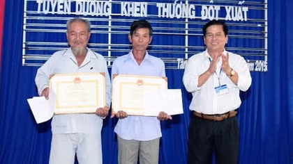 Khen thưởng người dân dũng cảm cứu 4 người chìm ghe