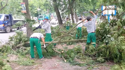 Phố phường vẫn ngổn ngang, tan hoang