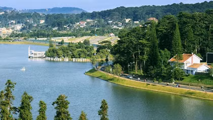 Du khách nườm nượp lên Đà Lạt trốn nắng nóng