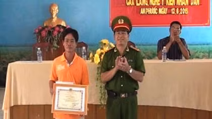 Khen thưởng người dân cào hến nhặt được súng mang nộp Công an