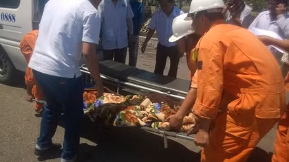 Đà Nẵng: Cứu 4 ngư dân gặp nạn do tàu hàng lạ đâm trên biển