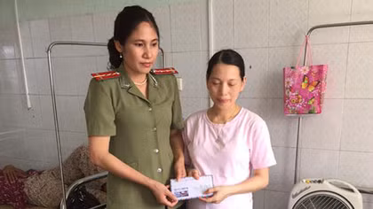 Báo CAND tặng quà 2 cán bộ Công an huyện Thạch Thành