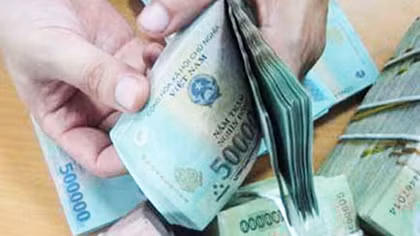 Ngân hàng trả dư hơn hai trăm triệu, nữ khách ngoại biến mất
