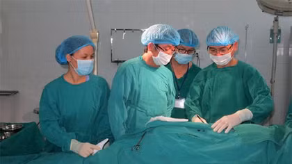 10 Chuyên khoa, phẫu thuật 6 lần cứu sống bệnh nhân bị nhiễm trùng hiếm gặp