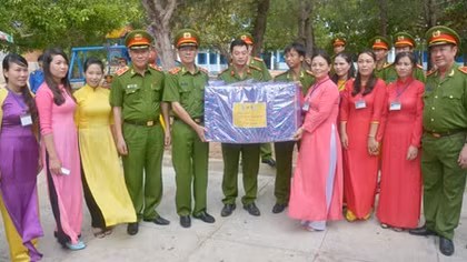 Nghĩa tình của người Cảnh sát trên đảo Phú Qúy