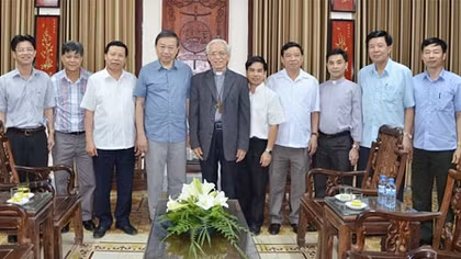 Bộ trưởng Tô Lâm chúc sức khỏe Giám mục Hoàng Văn Đạt