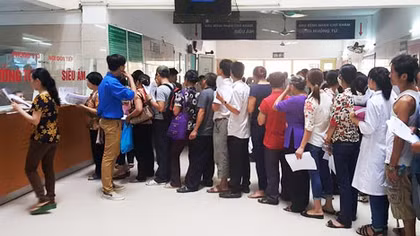 Vấn nạn “Cò” bệnh viện: Quản chặt bên trong, hở bên ngoài