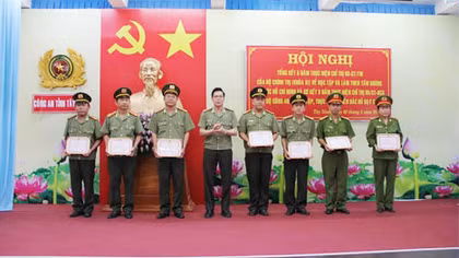 Khen thưởng 93 tập thể, cá nhân xuất sắc khắc ghi lời dạy của Bác Hồ