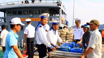 Hải quân cung cấp miễn phí nước sạch cho người dân đảo Bình Ba
