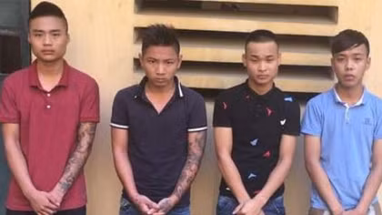 Nửa đêm rủ nhau vác dao chặn, cướp tài sản người đi đường