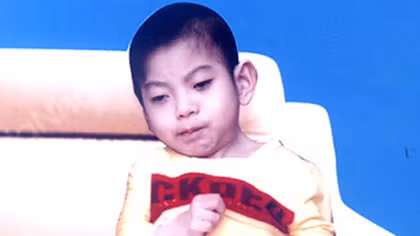 Hãy dang tay giúp đỡ cháu bé bị bại não
