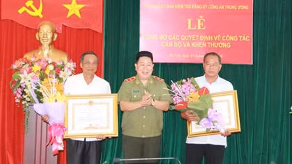 Trao Huân chương Quân công hạng Ba cho các đồng chí có thành tích đặc biệt xuất sắc