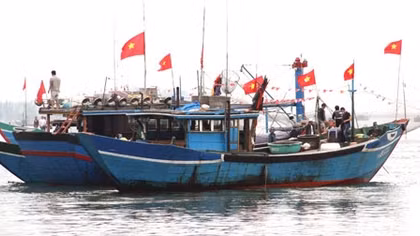 Tàu, thuyền ngư dân đồng loạt vươn khơi