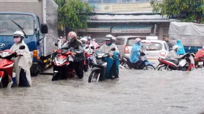 Mưa lớn gây ngập nặng, nước xoáy sập nhà, nứt cầu ở Biên Hòa