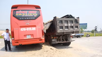 Xe khách và xe tải “ húc” nhau, nhiều người nhập viện
