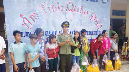 Tặng quà, khám bệnh, cấp phát thuốc miễn phí cho người dân 