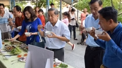 Lãnh đạo tỉnh Thừa Thiên- Huế ăn hải sản kêu gọi người dân tiêu thụ tôm, cá biển