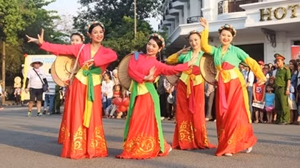 Du khách chen chân, đường phố Huế thành sân khấu khổng lồ