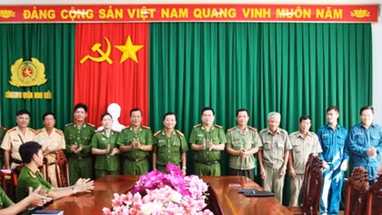  Khen thưởng vụ phát hiện đường dây làm giả bao bì nhãn hiệu sản phẩm