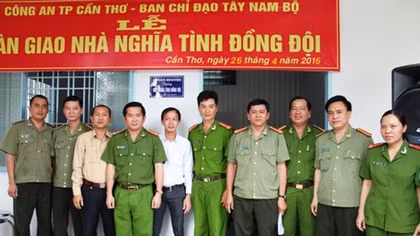 Công an TP Cần Thơ trao 2 căn nhà nghĩa tình đồng đội