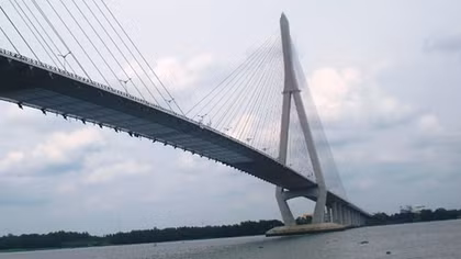 Cô gái trẻ nhảy cầu Cần Thơ tự vẫn