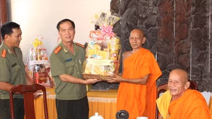 Công an TP Cần Thơ chúc tết Chôl Chnăm Thmây