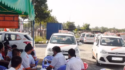 Tài xế taxi đình công vì bị công ty "ép" chia tỷ lệ kinh doanh quá bèo