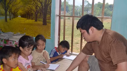 Người gieo con chữ trên đôi chân tật nguyền