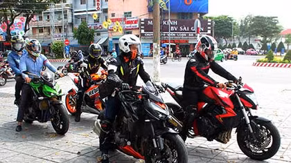Sửng sốt với dàn “xế khủng” quần tụ tại Tây Đô