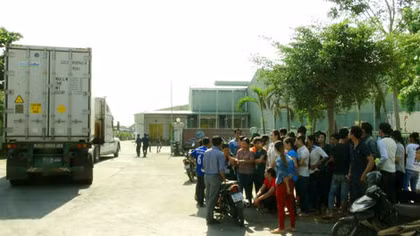 Làm việc quá giờ, trên 100 công nhân đình công