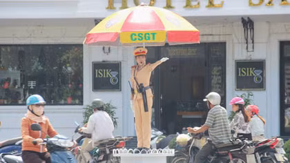 "Bông hồng vàng" trên đường phố Huế