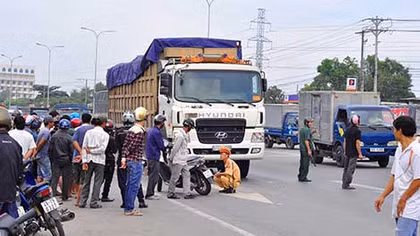 Hai chị em ruột bị xe cán tử vong