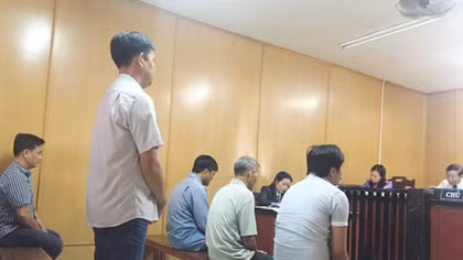 (HY HỮU) Hai nhà chém nhau vì... đống phân bò! 
