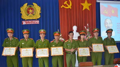 Khen thưởng 12 cá nhân lập thành tích trong khám phá chuyên án cướp giật