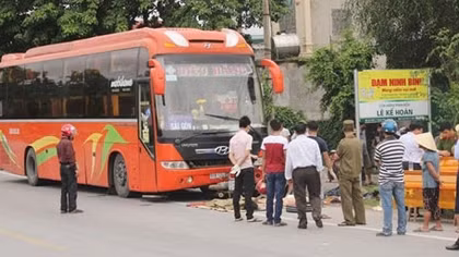 Bị cuốn vào gầm xe khách, hai chị em dâu tử vong