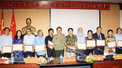 Công an TP Hà Nội gặp mặt văn nghệ sỹ, trí thức