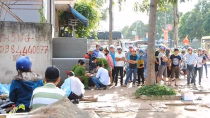 Dọn hàng, phát hiện một người đàn ông chết trên vỉa hè