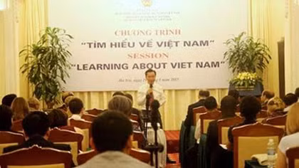 Tổ chức chương trình "Tìm hiểu Việt Nam" cho các đại sứ