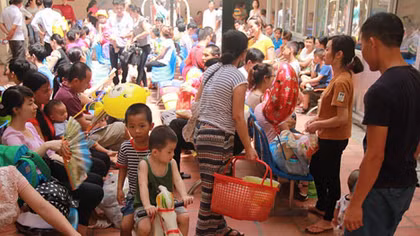 Nghẹt thở trong ngày nắng nóng ở viện Nhi Trung ương