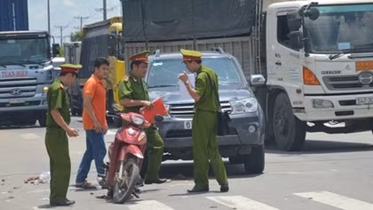 Cụ ông 70 tuổi bị xe 7 chỗ đâm tử vong