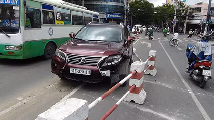 Xe sang Lexus gặp nạn trên cầu Calmette
