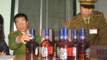 Bắt hơn 1.000 chai rượu ngoại lậu tại sân ga